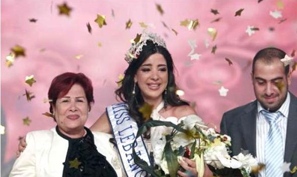 الملكة رهف عبدالله يوم تربعها على عرش الجمال إلى جانبها زالدتها التي كانت دوماً سنداً لها