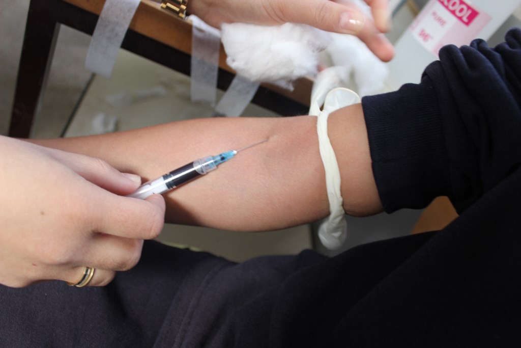 تـجمع شبيبة عين قنيا يقيم حملة مجانية لفحص فئات الدم‎