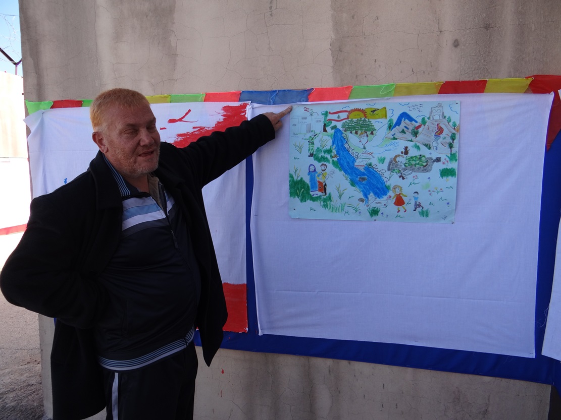 معرض رسومات فنّية في معتقل الخيام بمناسبة ذكرى التحرير