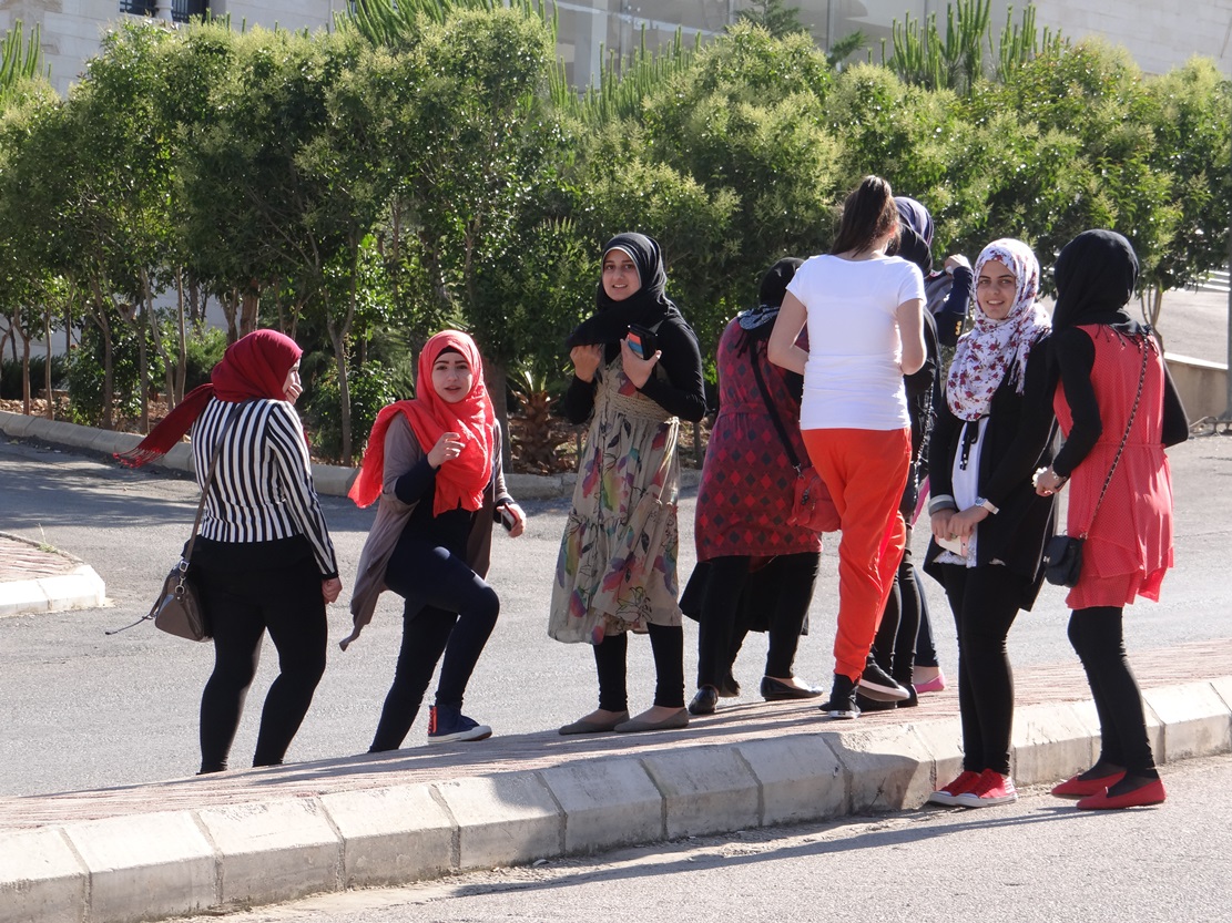 مشاركات عرضن رسوماتهن في المعرض