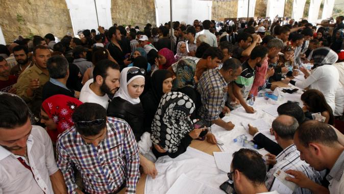 الكم الهائل من الشعب العربي السوري المشرد ,الذين قدموا من البقاع والشمال والجنوب وبيروت للسفارة السورية عندنا هنا في لبنان ليقولوا نعم ل