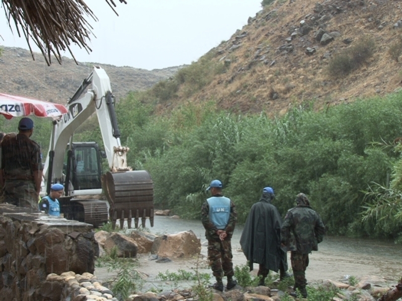 المباشرة بتنظيف مجرى نهر الوزاني وسط جو ماطر بمواكبة النائب قاسم هاشم واشراف ضباط لبنانيين ودوليين ومراقبة اسرائيلية