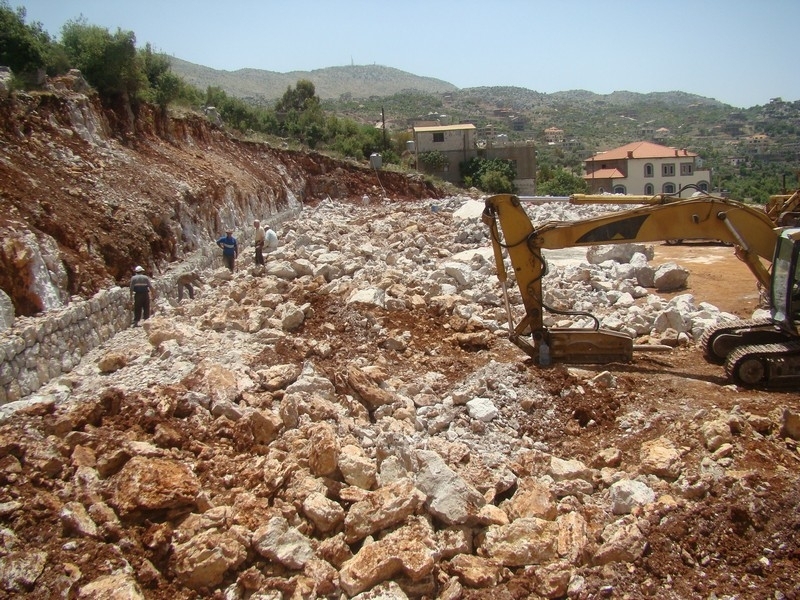 ورشة لبلدية كفرشوبا تعمل على استصلاح ارض ملعب للبلدة