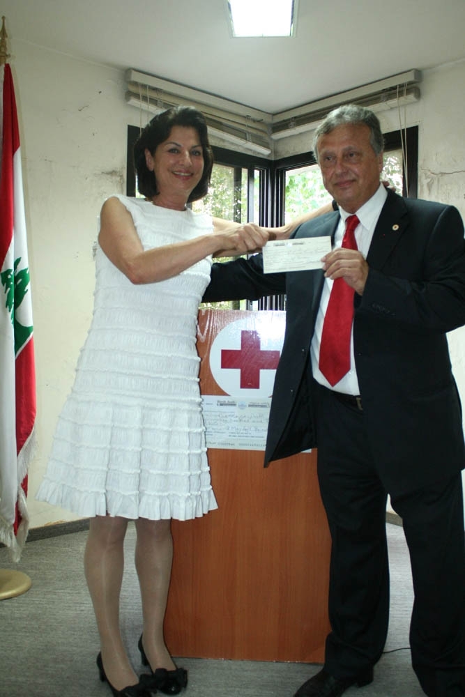 الدكتور فرهود يتسلم الشيك من السيدة الحوراني