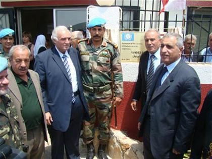 أمام اللوحة التي حملت إسم المشروع