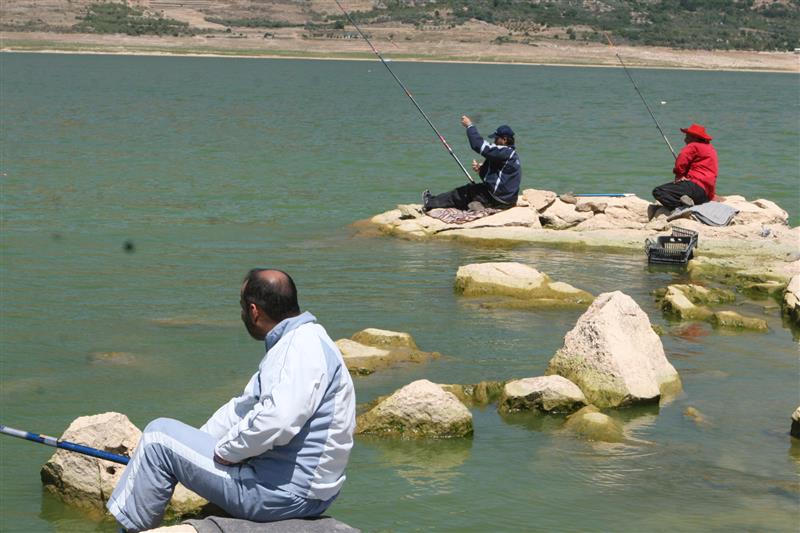 هواة صيد الأسماك عند إحدى ضفاف القرعون (شوقي الحاج)