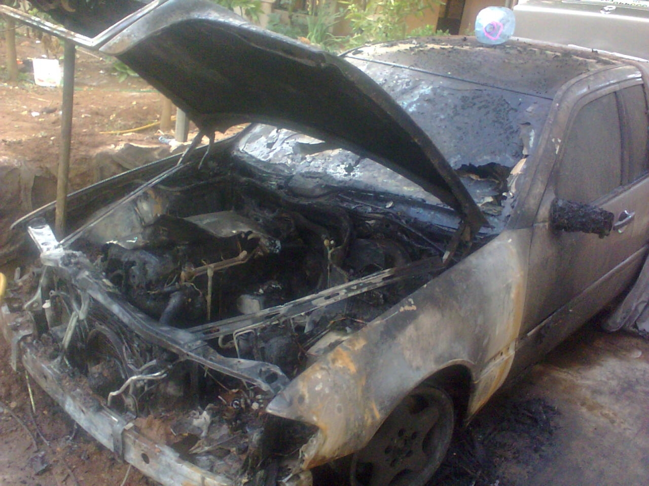 سيارة المرسيدس التي أُضرمت فيها النار في حولا