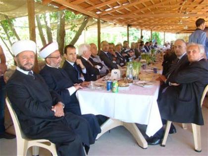 النائب القادري والمفتي دلي خلال الغداء الخيري في سوق الخان