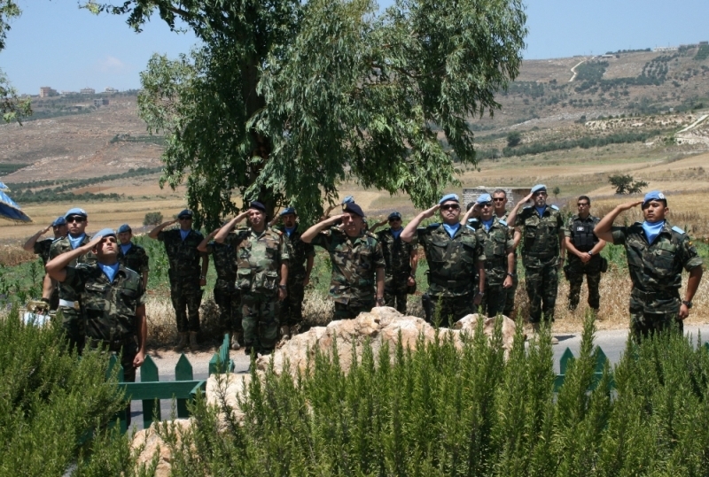 الجنرال شابا والعميد بدران اثناء تكريم شهداء الاسبان الستة