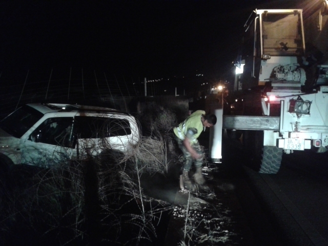 رافعة تعمل على سحب السيارة التي اصطدمت بالسياج التقني الفاثل ثبا