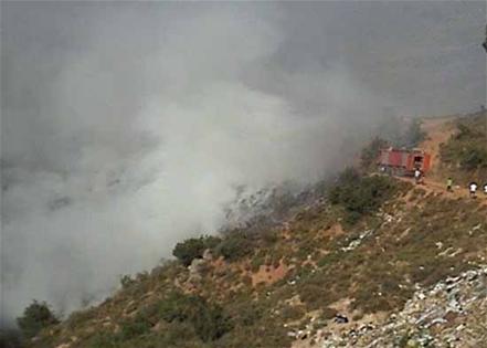 الدفاع المدني يعمل مع أهالي عين قنيا على إخماد الحريق