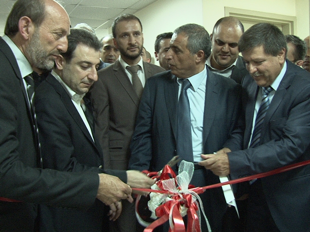 الوزير ابو فاعور يقص شريط الافتتاح وبدا النائب هاشم ومدير المتستشفى