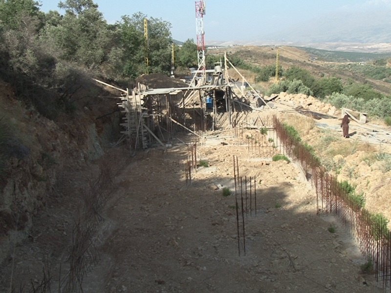 ورشة بناء المأوى في بدايتها وبدا الصليب المرفوع في اعلى التلة يطل على العيشية