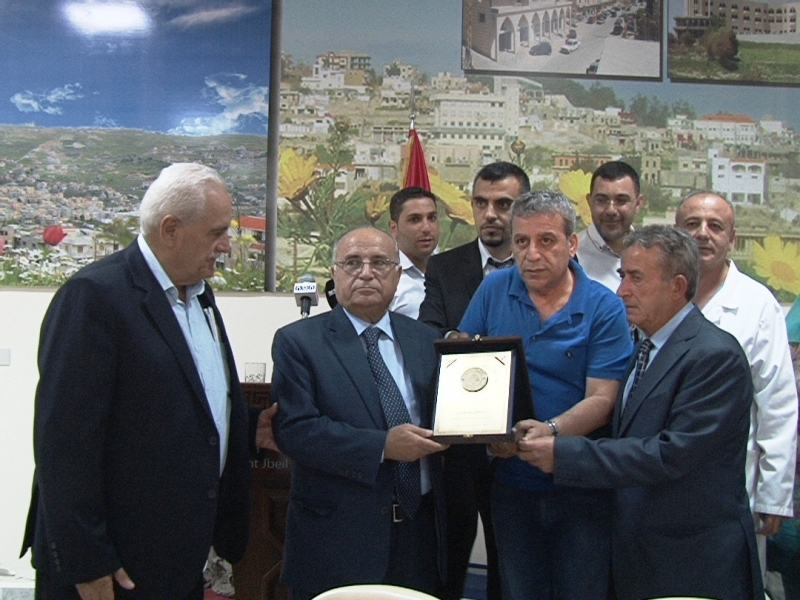 النائبان بزي وعسيران يقدمان درع الموظفين الى الدكتور فرج