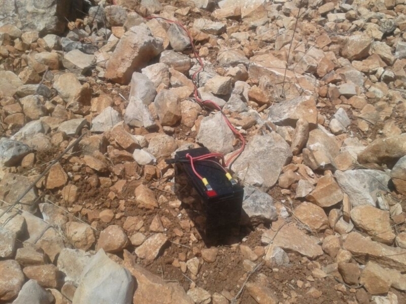 البطارية الموصول بسلك الى ساعة توقيت اطلاق الصاروخ