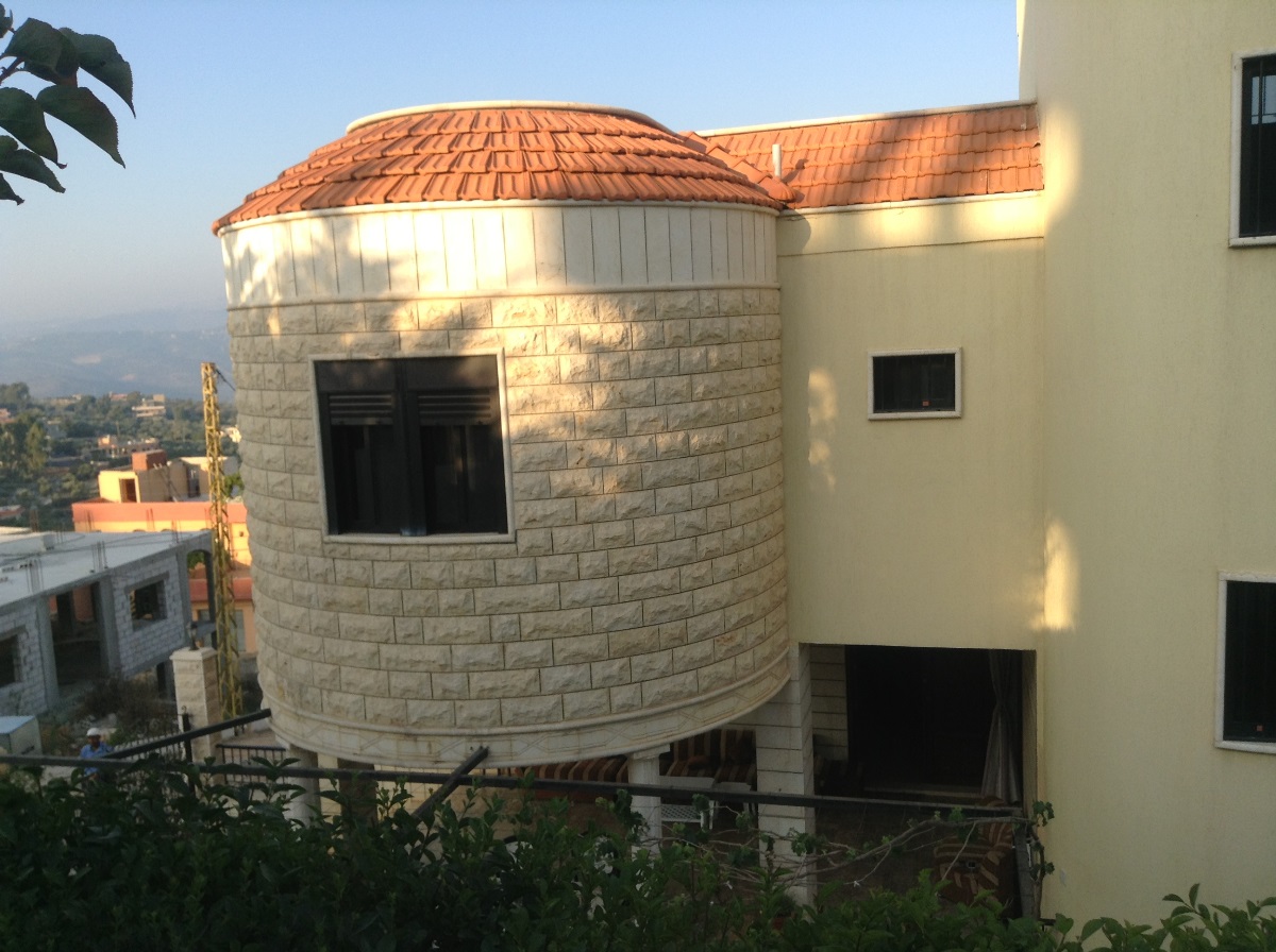 منزل تريبلكس رائع، ذات إطلالات جميلة، معروض للبيع في الخيام