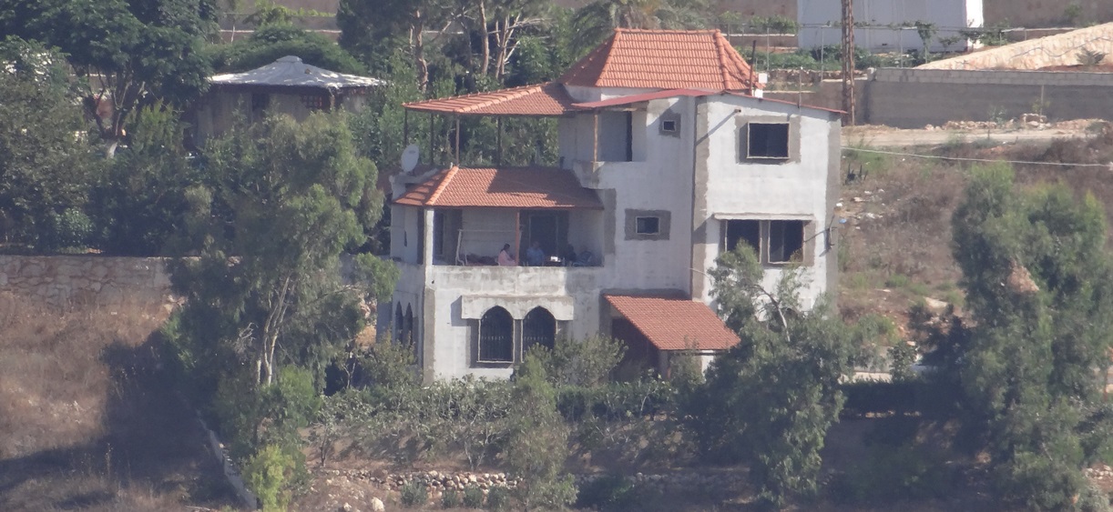 عقار، في موقع رائع، يحتوي على منزل تريبلكس، ذات اطلالات جميلة معروض للبيع في الخيام