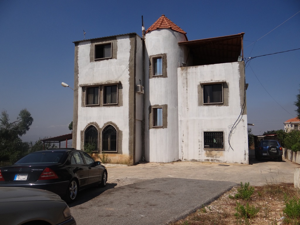 عقار، في موقع رائع، يحتوي على منزل تريبلكس، ذات اطلالات جميلة معروض للبيع في الخيام