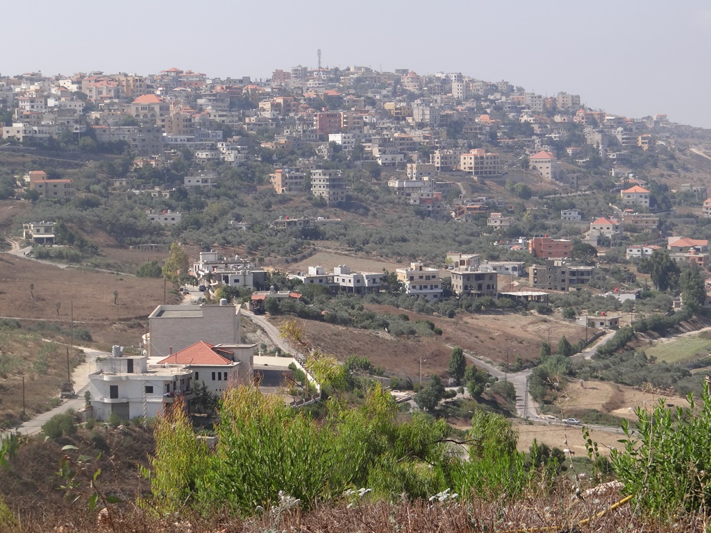 عقار، في موقع رائع، يحتوي على منزل تريبلكس، ذات اطلالات جميلة معروض للبيع في الخيام