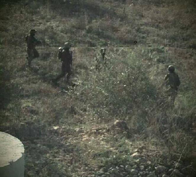 عناصر من القوة الاسرائيلية خلال مطاردة الرعاة (طارق ابو حمدان)