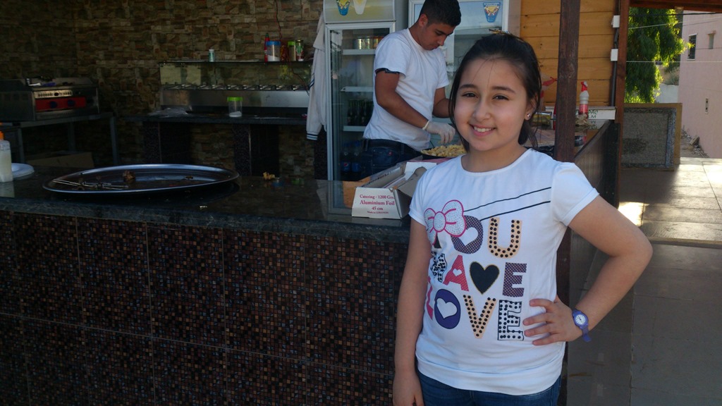 مطعم بيتزا هوم.. سمة خيامية بارزة في المنطقة بتقديم الوجبات السريعة اللذيذة