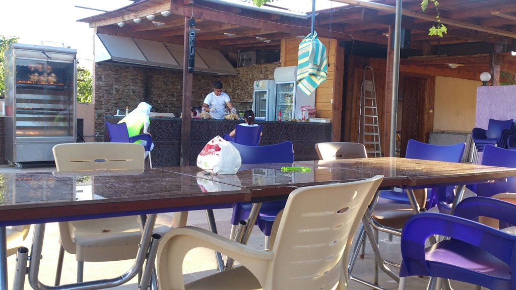 مطعم بيتزا هوم.. سمة خيامية بارزة في المنطقة بتقديم الوجبات السريعة اللذيذة