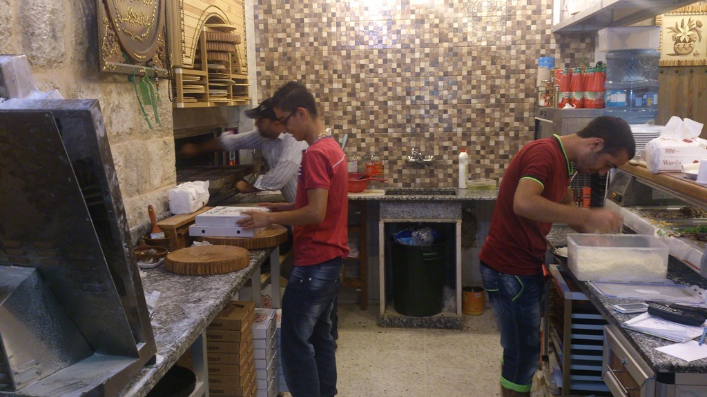 مطعم بيتزا هوم.. سمة خيامية بارزة في المنطقة بتقديم الوجبات السريعة اللذيذة