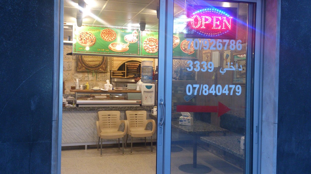 مطعم بيتزا هوم.. سمة خيامية بارزة في المنطقة بتقديم الوجبات السريعة اللذيذة