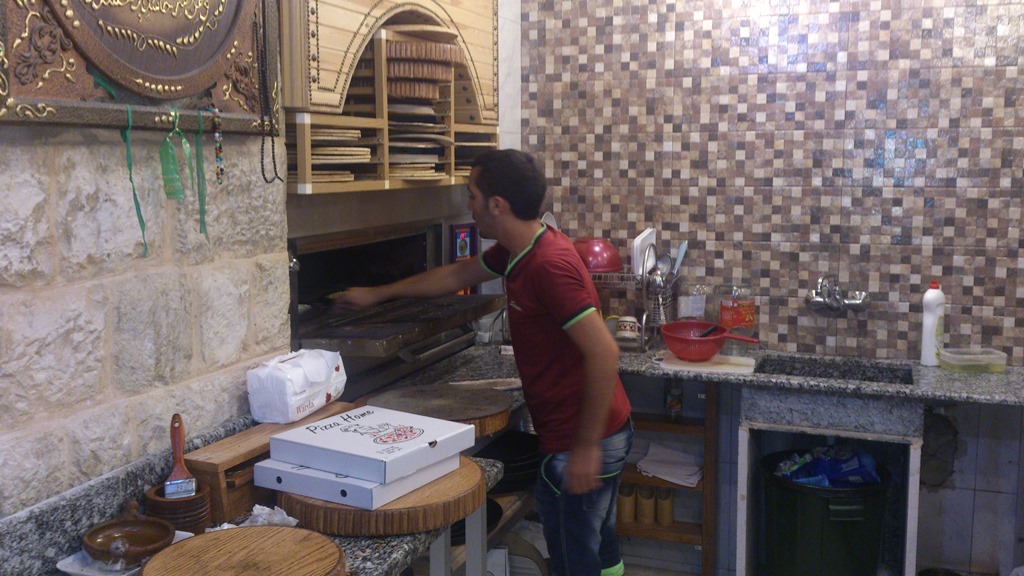 مطعم بيتزا هوم.. سمة خيامية بارزة في المنطقة بتقديم الوجبات السريعة اللذيذة