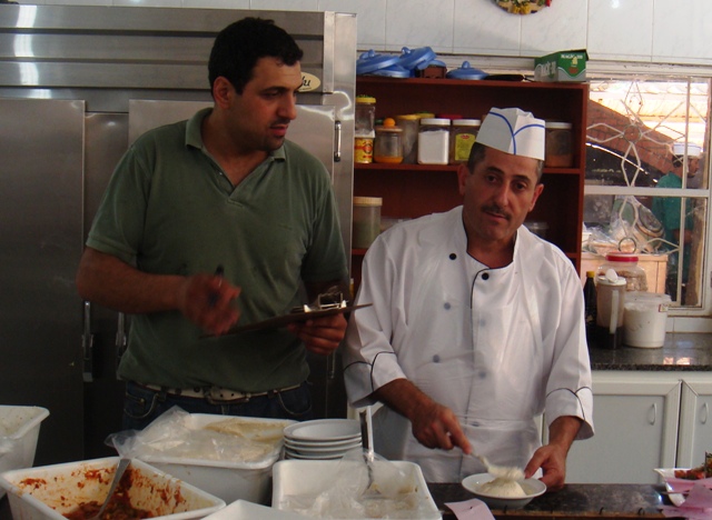 الشيف التنفيذي ماجد حمرا يسهر دوماً على راحة الزبائن وتقديم أفضل الخدمات التي تنال رضاهم