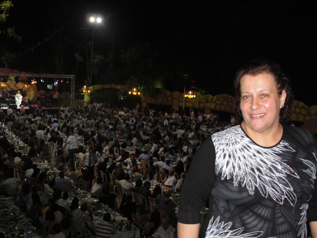 السيدة أم ماجد الحمرا.. بفضل حسن إدارتها، يضيق المكان دوماً بالروّاد رغم اتساعه