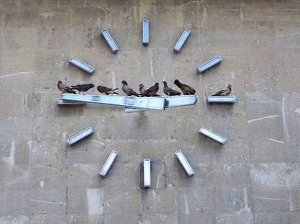 قد اكون اليوم عاديا..  وبعد ساعة قد تجدني شاعرا.. ومن ثم اعود لاصبح جاهلا وقد تجدني ثانية اديبا او كاتباً.