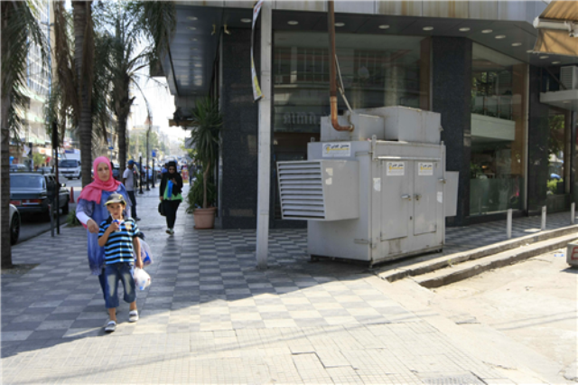 يشير كريم جبارة، صاحب مولد كهرباء خاص في مرجعيون، انه يؤمن فرص عمل من هذا المولد لحوالي 15 عائلة