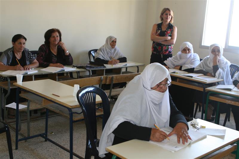 لم يخطر في بال أم فؤاد، الشيخة الستينية، بعدما طوت سنوات مديدة من عمرها، أنها ستعود يوماً إلى غرفة الصف، والجلوس على مقاعد الدراسة هي وزم