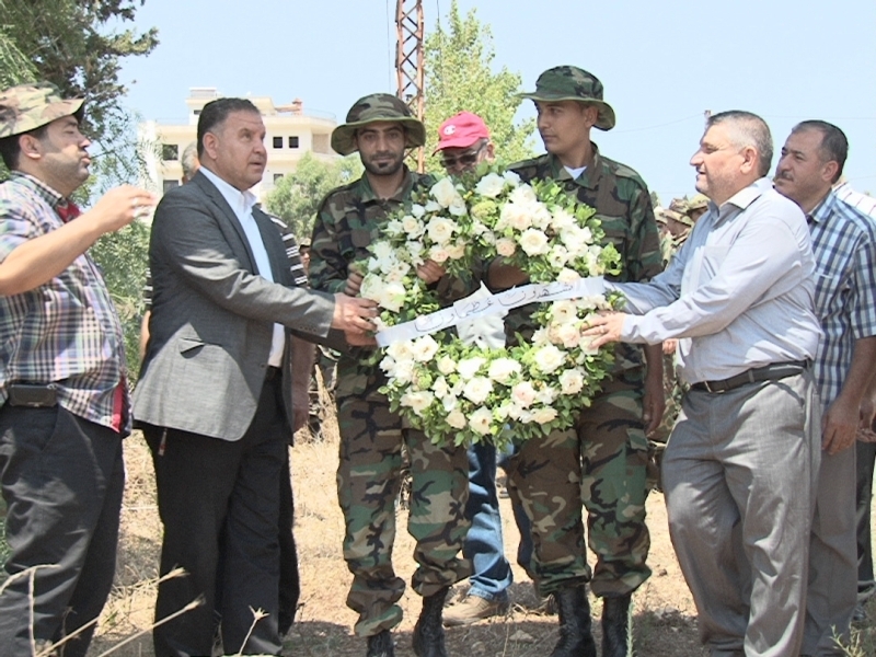 النائب فياض يضع إكليلا من الزهر عند قاعدة الاستشهداي برّو بحضور مسؤول حزب الله في قطاع الخيام الحاج فايز علوية، وكوادر حزب الله في المنطق