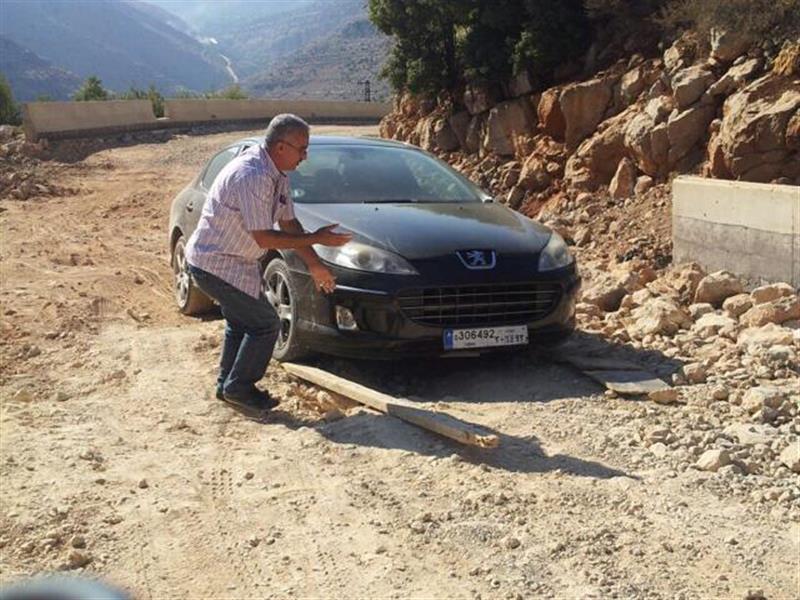 مواطن علق بسيارته على طريق شبعا (طارق ابو حمدان)