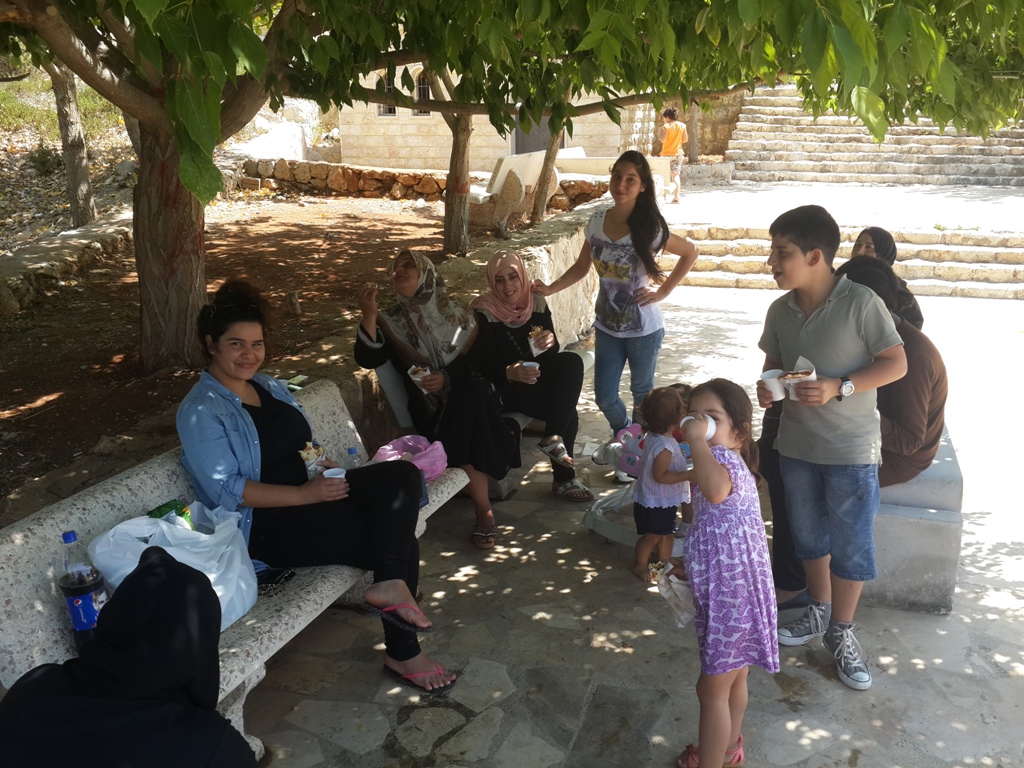 قصدوا نبع أبو منصور حيث الطبيعة لينعموا بالمياه