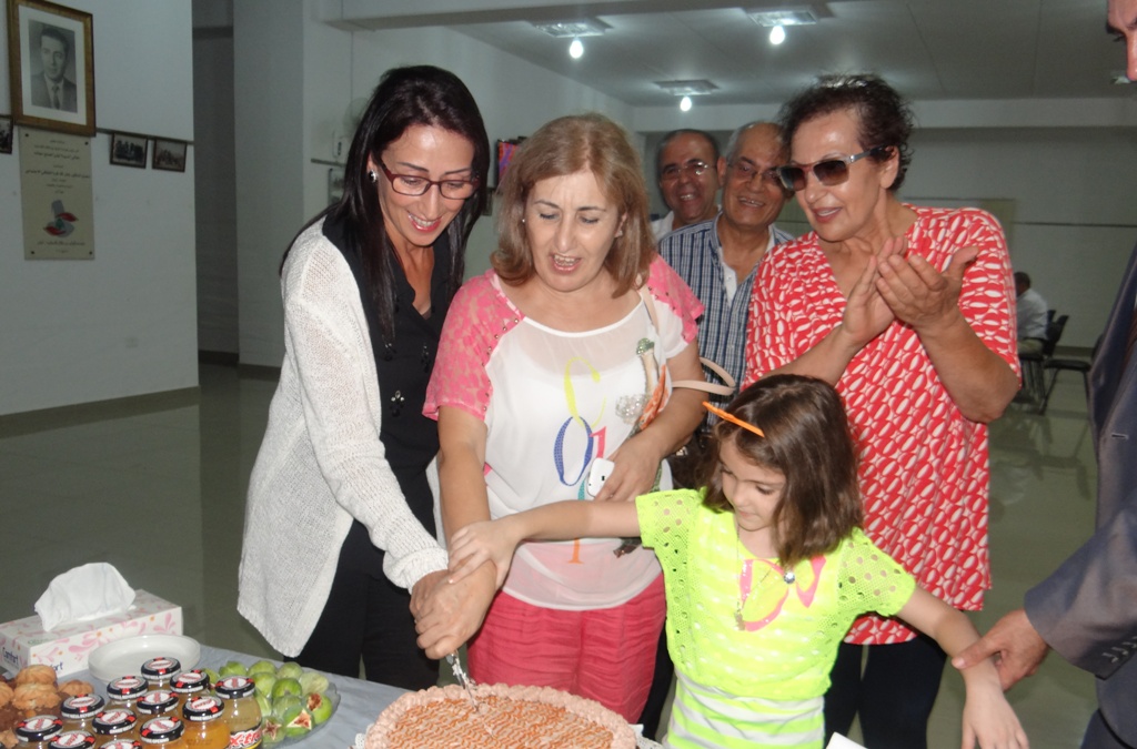 المحامية وداد يونس (رئيسة النادي) والسيدة صباح أبو عباس والسيدة ثريا عواضة يقطعون قالب الحلوى