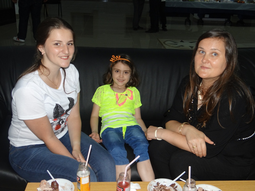 أفراد من عائلة الدكتور يوسف سعد