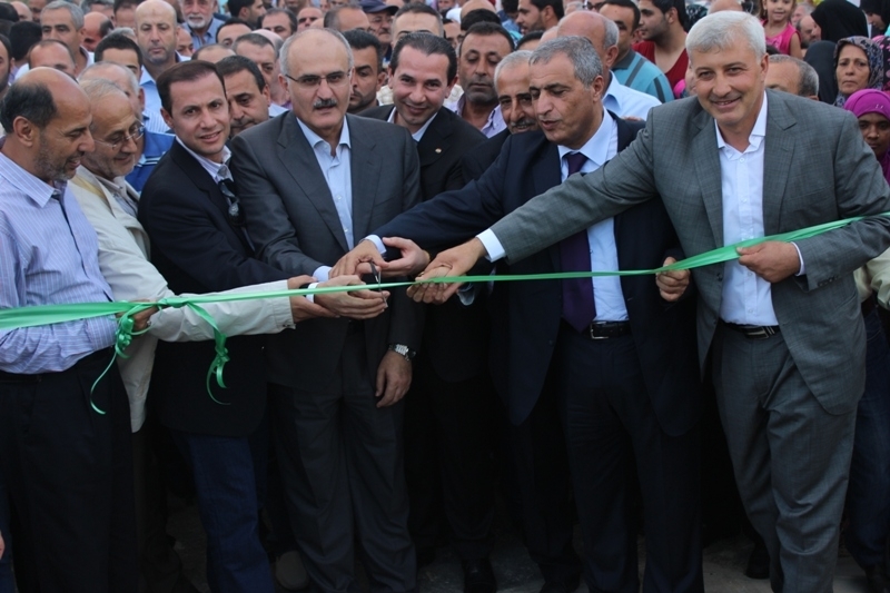 الوزير علي حسن خليل يقص شريط الافتتاح وبدا لنائب هاشم ورئيس البلدية