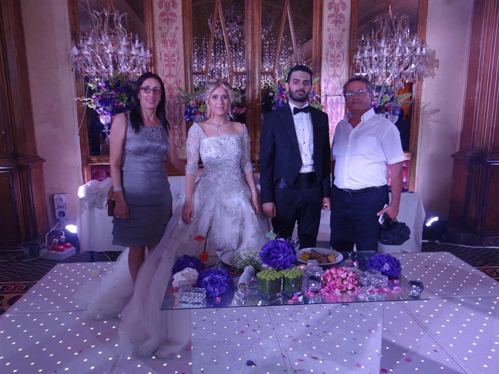 العروسان يتوسطان المهندس أسعد رشيدي (أبو لؤي) والسيدة عقيلته