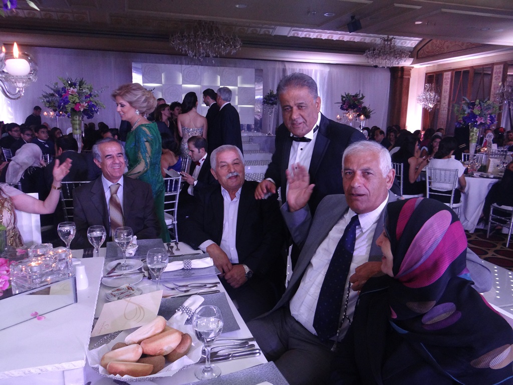 والد العروس يتبادل أطراف الحديث مع السادة أبو خالد رحيم وأبو وائل رسلان وعبد العزيز ضاوي والسيدة عقيلته