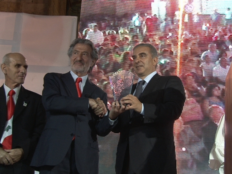  الشيخ فريد الخليل يقدم درعا الى الوزير فرعون