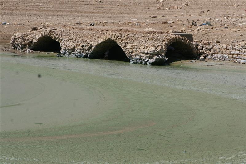 بُنيت إلى جانب جسر عين الجوزة مطحنة وأجران للقمح (شوقي الحاج)