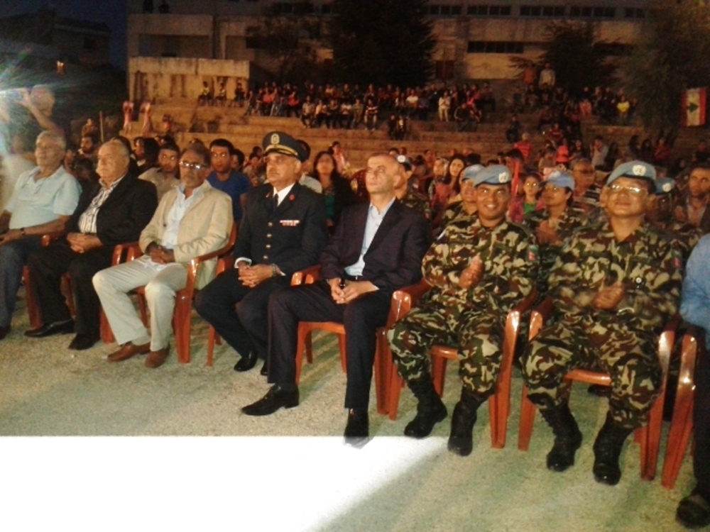 العقيد رومية ممثل قائد الجيش في مقدم الحضور وضباط من الوحدة النيبالية