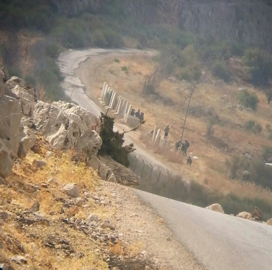 جنود العدو  يرفعون عامودا للاتصالات والمراقبة عند بوابة مزارع شبعا