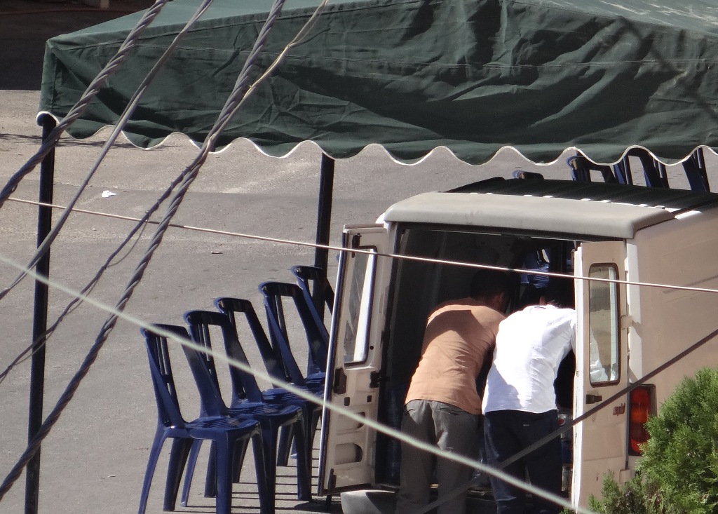 عادات وتقاليد و.. ضيافة استعداداً لاستقبال المعزين، ترهق أهل الفقيد، باتت عرفاً في الخيام 