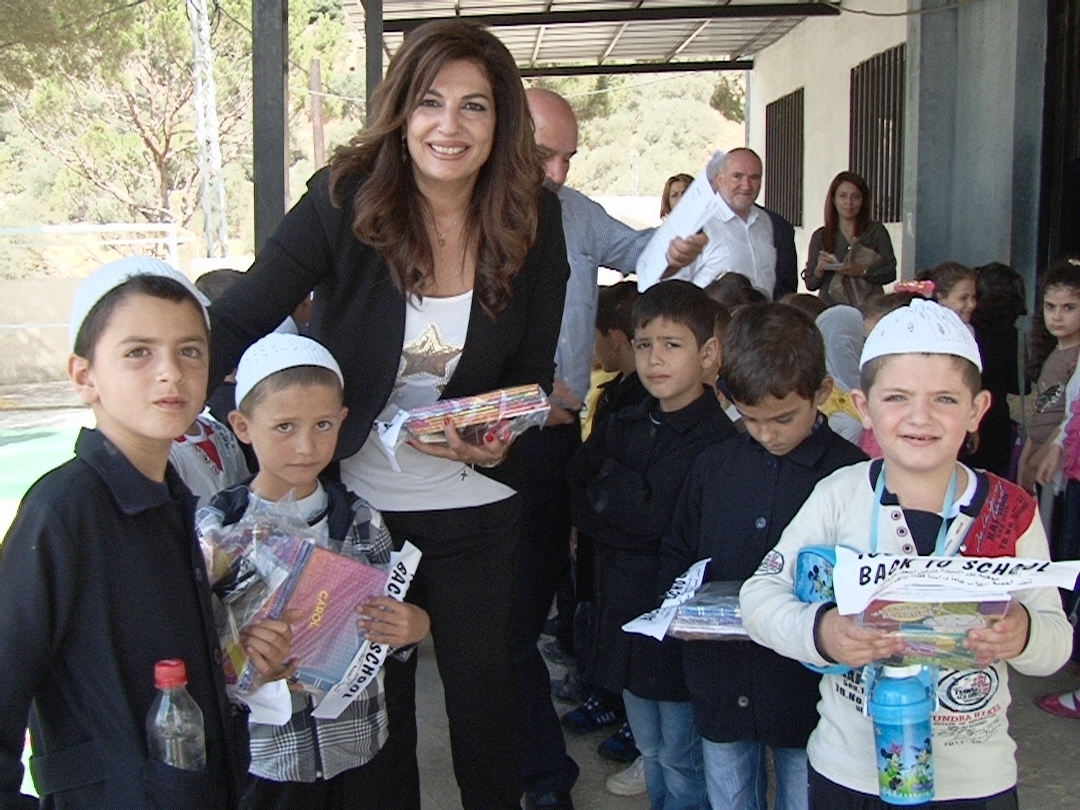 حردان توزع القرطاسية على تلاميذ مدرسة عين جرفا