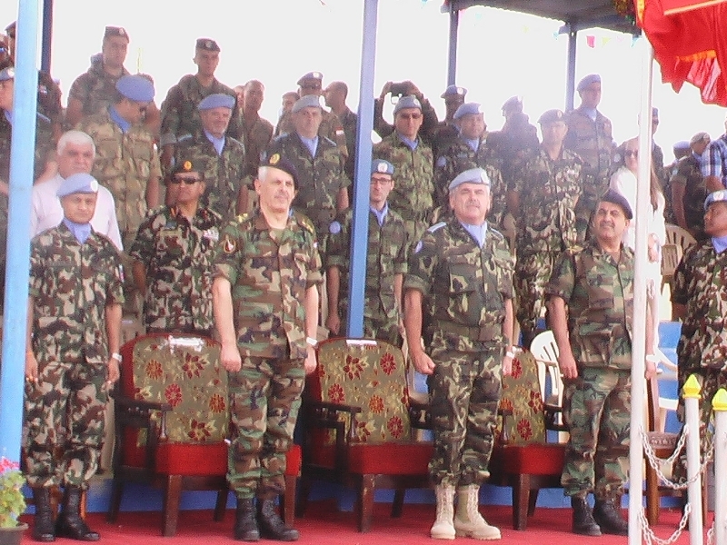 الجنرال شابا يحيط به العميد بدران والعميد زمط والمقدم راجندرا