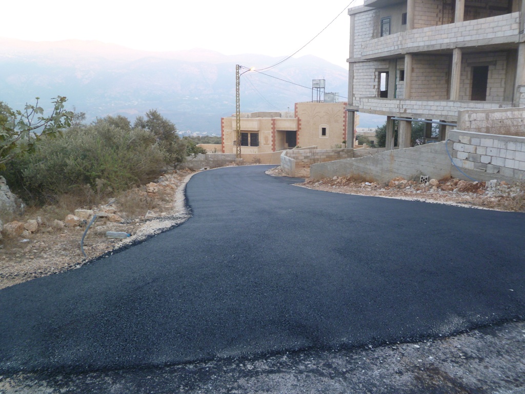 طريق تم تعبيدها (الحنداج ال ابو عباس حسن وحيدر ابوعباس)